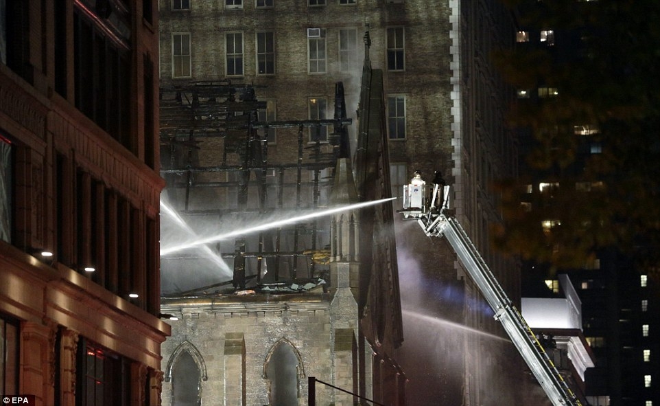 FOTO/VIDEO: Milzu ugunsgrēks Ņujorkas centrā, dzēšanā piedalās 170 ugunsdzēsēji (Attēls 0)