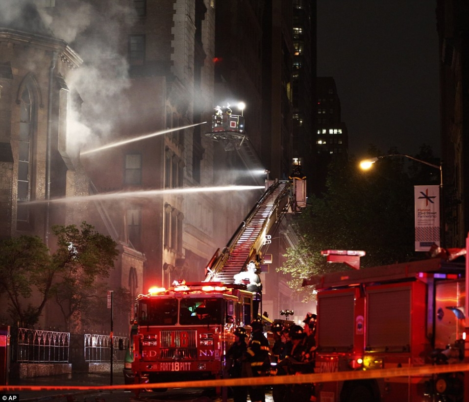 FOTO/VIDEO: Milzu ugunsgrēks Ņujorkas centrā, dzēšanā piedalās 170 ugunsdzēsēji (Attēls 2)