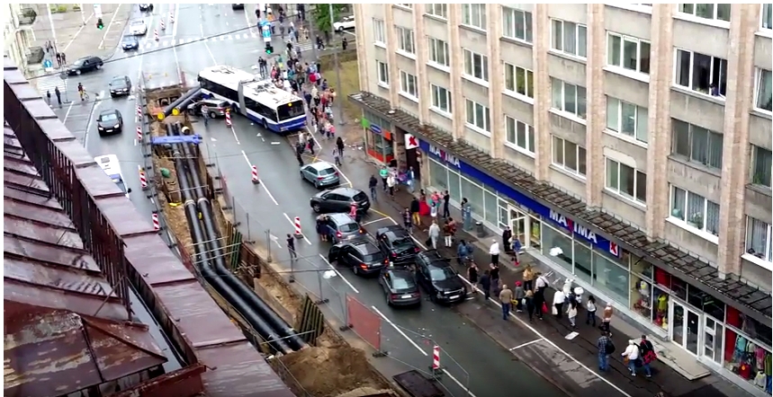 VIDEO: 17.maršruta trolejbuss avārijā sadragā 8 mašīnas. Neviens netic bremžu problēmai (Attēls 0)