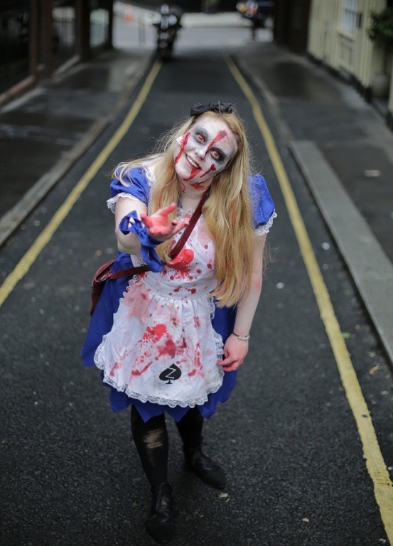 ASIŅAINI FOTO: Pasaules zombiju diena Londonā (Attēls 3)