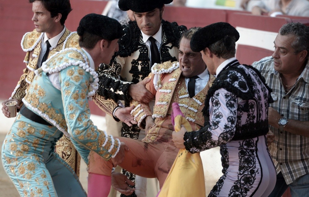 Skatītāju acupriekšā vērsis nogalina matadoru. FOTO/VIDEO ar nepatīkamiem skatiem (Attēls 2)