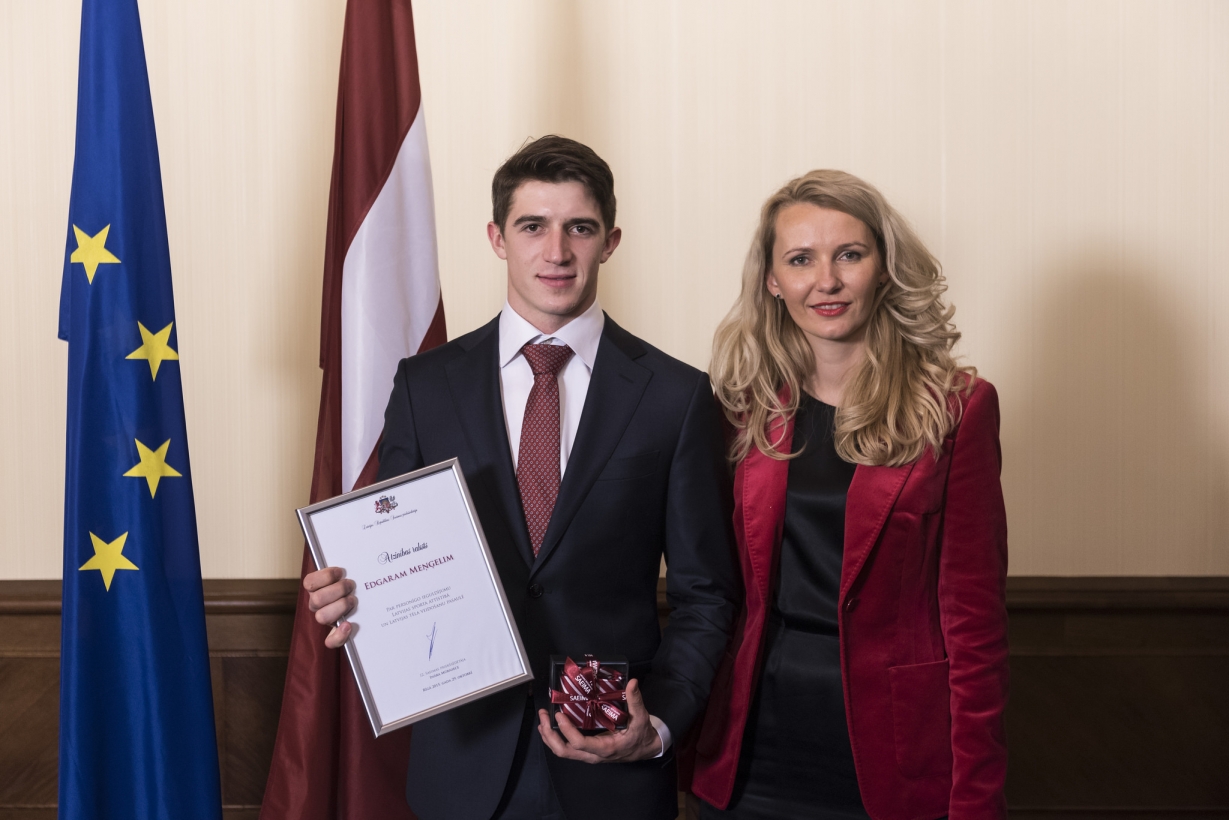 Par izcilajiem sasniegumiem Saeimas vadība sveic Latvijas motokrosa pārstāvjus  (Attēls 0)