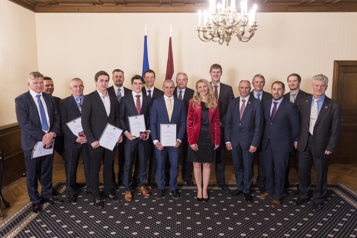 Par izcilajiem sasniegumiem Saeimas vadība sveic Latvijas motokrosa pārstāvjus  (Attēls 1)