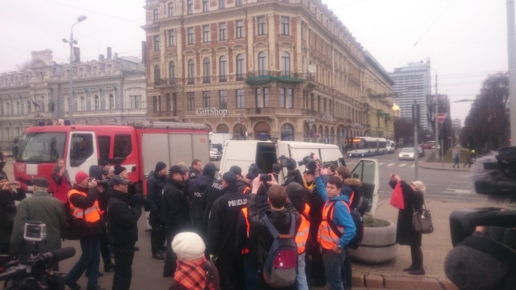 FOTO/VIDEO. Izceļas nemieri, policija Rīgā aiztur Kremļa blogeri  (Attēls 1)