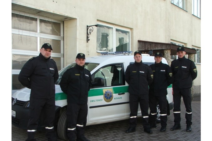 Šokējoši. Smiltenes policists salauž roku sirmgalvim par nepareizu auto novietošanu (Attēls 1)