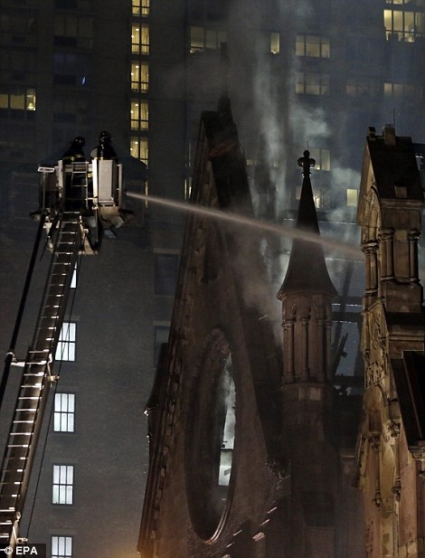 FOTO/VIDEO: Milzu ugunsgrēks Ņujorkas centrā, dzēšanā piedalās 170 ugunsdzēsēji (Attēls 1)