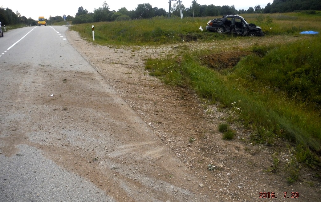 Atkal pārdzērušos jauniešu autokatastrofa ar bojā gājušo. FOTO (Attēls 1)