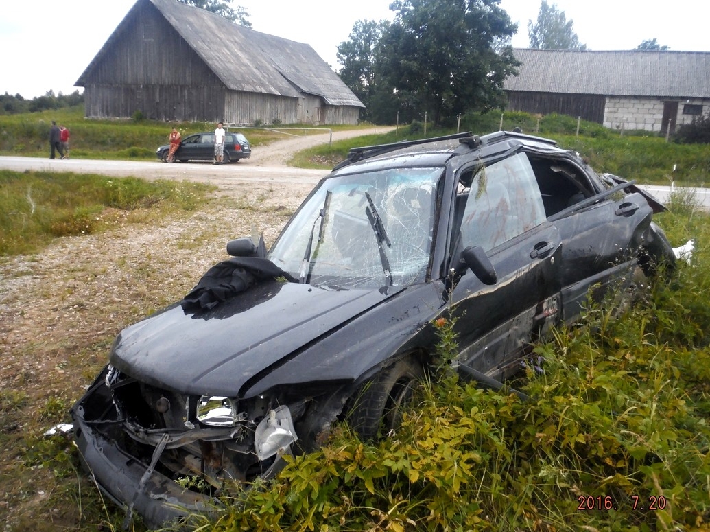 Atkal pārdzērušos jauniešu autokatastrofa ar bojā gājušo. FOTO (Attēls 3)