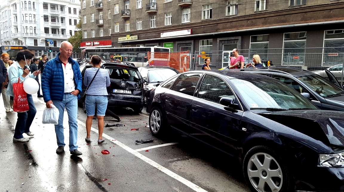 VIDEO: 17.maršruta trolejbuss avārijā sadragā 8 mašīnas. Neviens netic bremžu problēmai (Attēls 1)