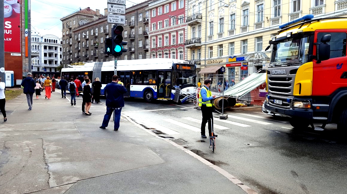 VIDEO: 17.maršruta trolejbuss avārijā sadragā 8 mašīnas. Neviens netic bremžu problēmai (Attēls 2)