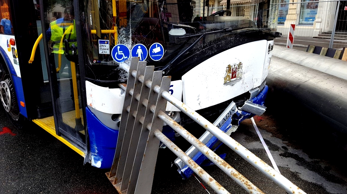 VIDEO: 17.maršruta trolejbuss avārijā sadragā 8 mašīnas. Neviens netic bremžu problēmai (Attēls 3)