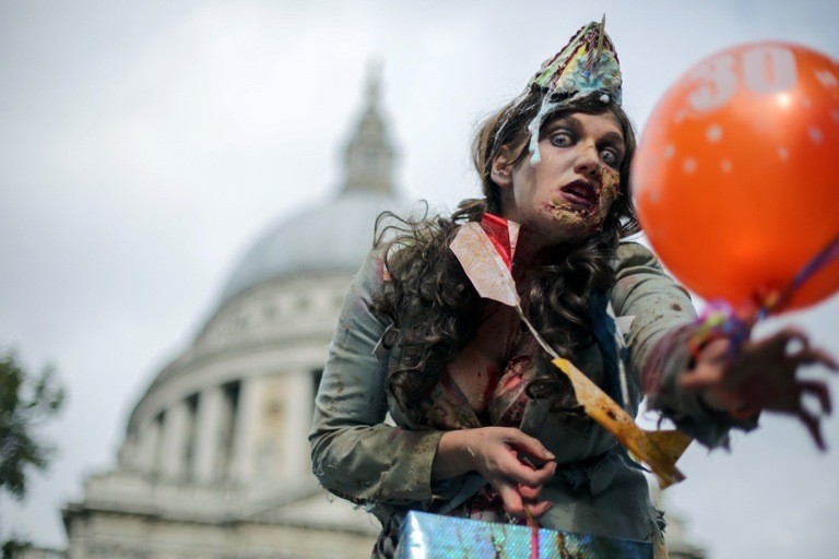 ASIŅAINI FOTO: Pasaules zombiju diena Londonā (Attēls 0)