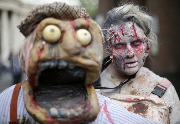 ASIŅAINI FOTO: Pasaules zombiju diena Londonā (Attēls 1)
