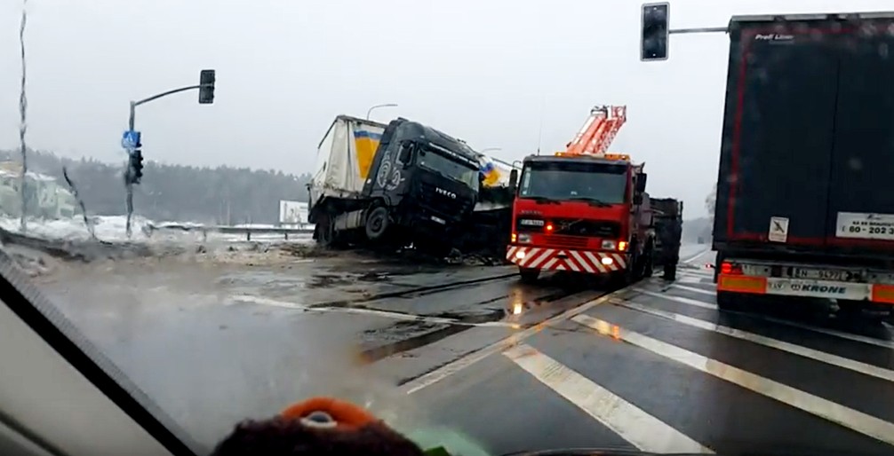 Pie Jūrmalas šosejas apgāzusies 'fūre' pārbiedē šoferus un nobloķē satiksmi (Attēls 0)