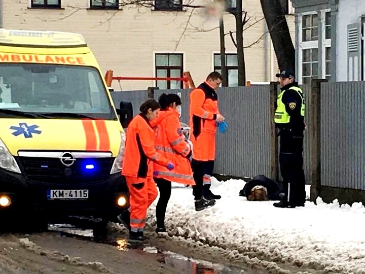 Šokējoši. Jēgu pārdzērušajai auklītei, kura pakļāva dzīvības riskam zīdaini, vien 50 eiro sods (Attēls 1)