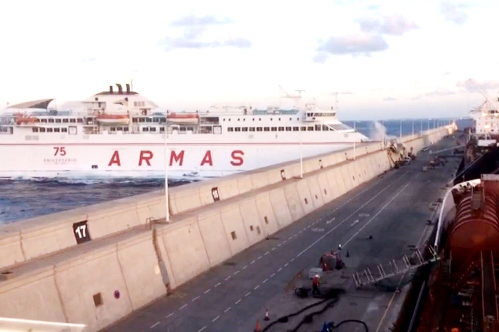 Kā tas varēja notikt? Kuģis ar 170 cilvēkiem pilnā ātrumā ietriecas krasta molā. VIDEO (Attēls 0)