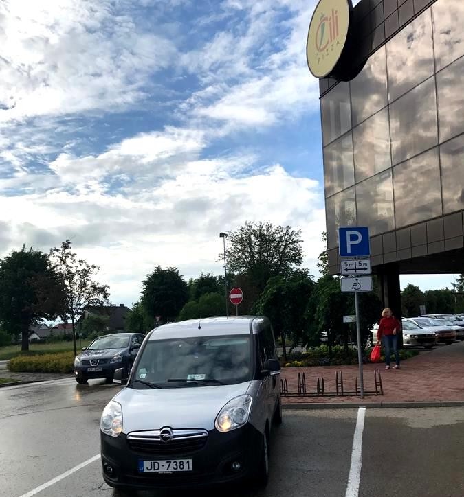 'Galvas invalīds' ar trafarēto Latvijas Televīzijas auto nekaunīgi ielīdis invalīdu stāvvietā pie lielveikala (Attēls 0)