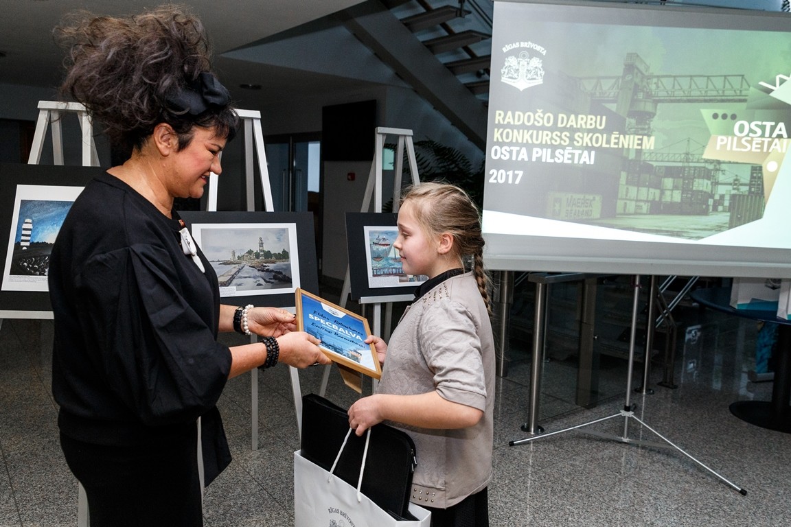 'Gandrīz apraudāties var!' - Elita Patmalniece un Ivars Zviedris ar padomiem priecē jaunos māksliniekus (Attēls 3)