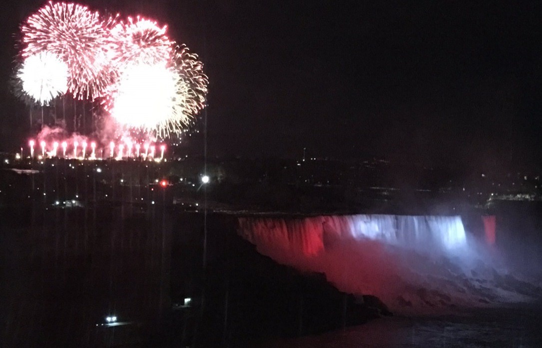 Mūsu mīļā Latvija! Niagāras ūdenskritums, Toronto TV tornis un ļaudis no visām zemeslodes vietām sveic latviešu tautu un valsti (Attēls 0)