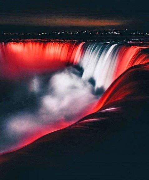 Mūsu mīļā Latvija! Niagāras ūdenskritums, Toronto TV tornis un ļaudis no visām zemeslodes vietām sveic latviešu tautu un valsti (Attēls 3)