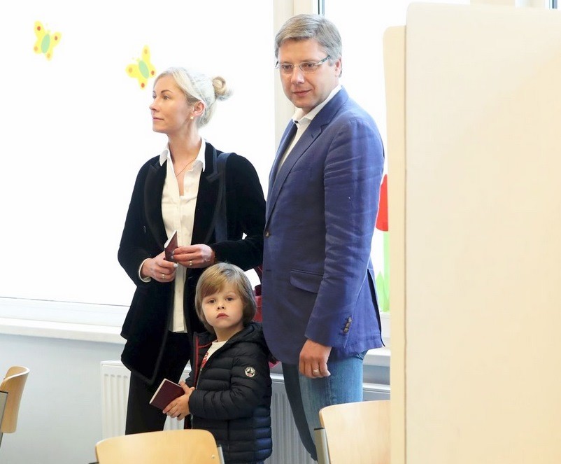 Pēc nedēļām ilgas slēpšanās Ušakovs atrāda sieviņu un dēliņu. FOTOGALERIJA (Attēls 2)