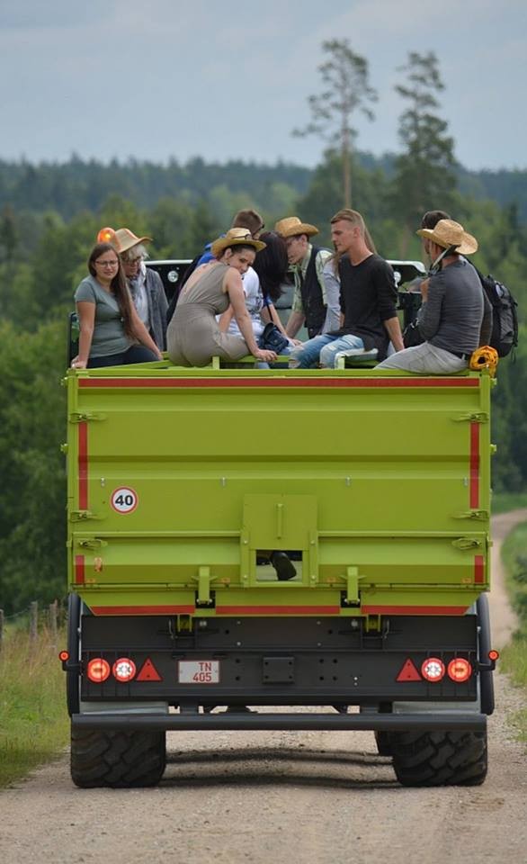 Šova Lauku sēta zvaigzne Ingars ar pompozitāti izrāda savu mīļoto vīrieti (Attēls 0)