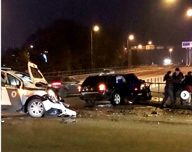 Valsts policijas džips milzu ātrumā ietriecas Audi. Autokatastrofā cietuši divi mazi bērni un abi policisti (Attēls 2)