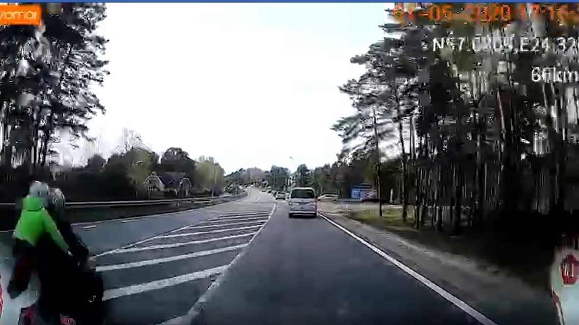 VIDEO: Smagā maija svētku autokatastrofa Baltezerā. Motociklists-pārkāpējs kopā ar pasažieri smagi triecas pret asfaltu (Attēls 0)