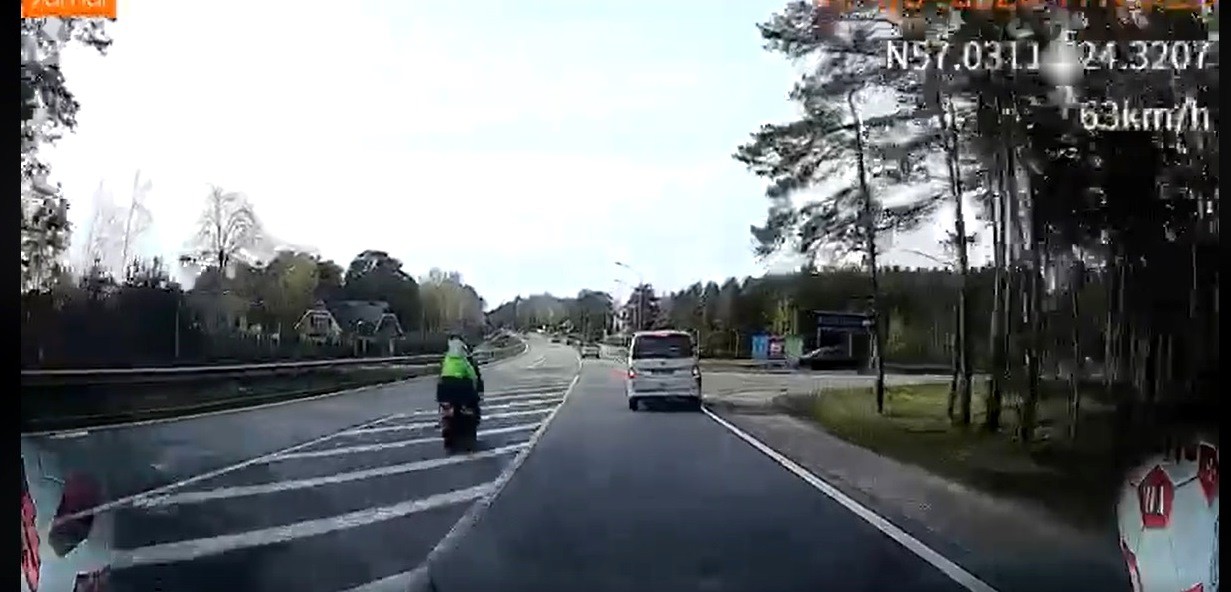 VIDEO: Smagā maija svētku autokatastrofa Baltezerā. Motociklists-pārkāpējs kopā ar pasažieri smagi triecas pret asfaltu (Attēls 1)