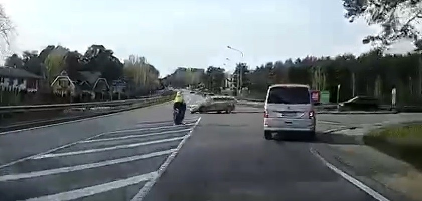 VIDEO: Smagā maija svētku autokatastrofa Baltezerā. Motociklists-pārkāpējs kopā ar pasažieri smagi triecas pret asfaltu (Attēls 2)