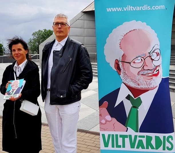 Lūk, kā melos atmaskotais prezidents Egils Levits aizmuka pa sētas durvīm. FOTO/VIDEO (Attēls 1)