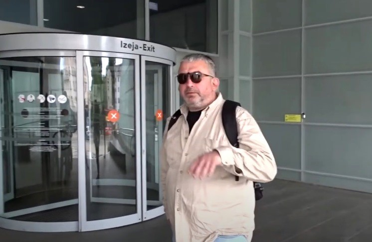 Lūk, kā melos atmaskotais prezidents Egils Levits aizmuka pa sētas durvīm. FOTO/VIDEO (Attēls 3)