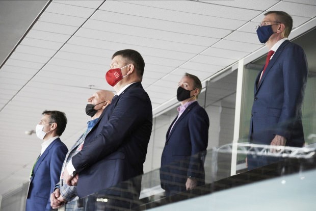 Nožēlojami! Hokeja faniem spēles slēgtas, bet ministrs 'tusē' ložās ar apšaubāmiem personāžiem bez maskām (Attēls 2)