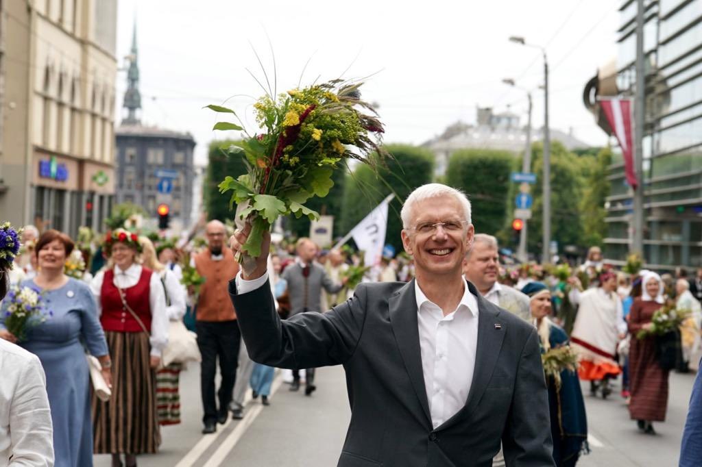 Ekskluzīvs! Žurnālists tiešraidē sabļauj un iedzen stūrī premjeru Kariņu (Attēls 1)