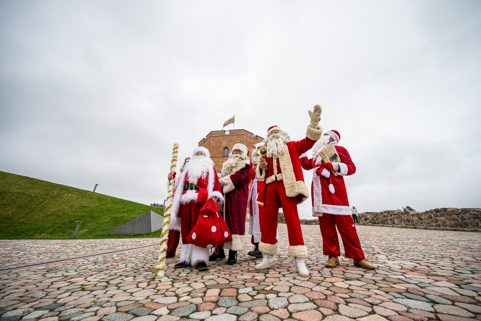 Kur pēdējā mirklī sadabūt īstu latviešu Ziemassvētku vecīti? + FOTO no ballītes Viļņā (Attēls 2)