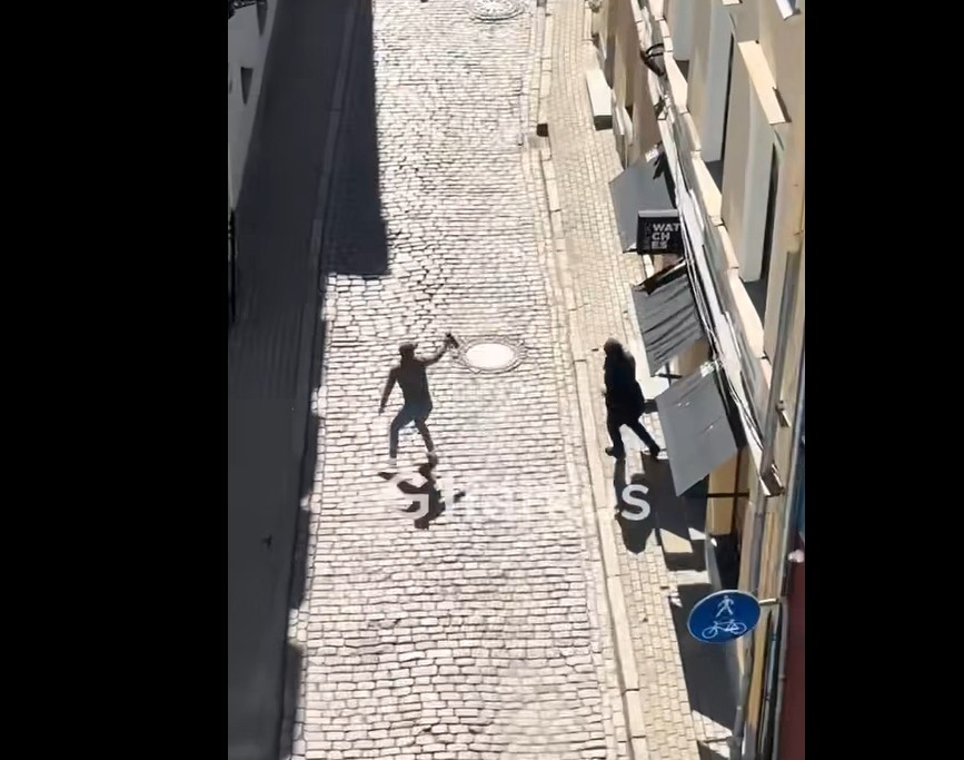 Brīdinām par nepatīkamiem skatiem. Nopludināti jauni video ar laupīšanas skatiem Vecrīgas ekskluzīvo pulksteņu veikalā (Attēls 0)