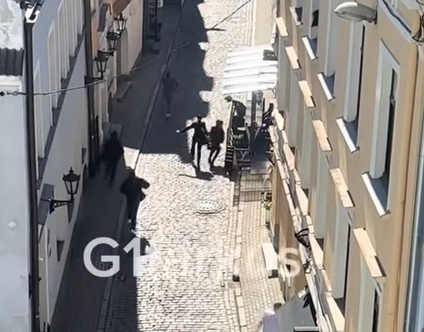 Brīdinām par nepatīkamiem skatiem. Nopludināti jauni video ar laupīšanas skatiem Vecrīgas ekskluzīvo pulksteņu veikalā (Attēls 3)