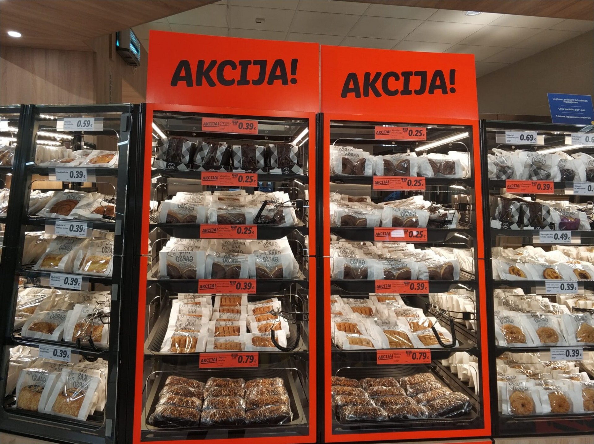Rīdzinieki šokā - skaisti izgaismoti prusaki! Lūk, kurā veikalā var nopirkt svaigi ceptus kruasānus kopā ar dzīviem kukaiņiem (Attēls 2)
