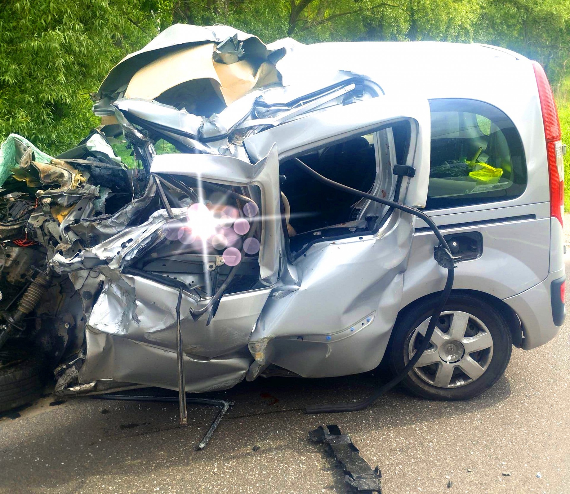 Līdz asarām… Rīgas Satiksmes 3. maršruta autobuss lupatās, ir ievainotie, bojā gājis vadītājs  (Attēls 0)