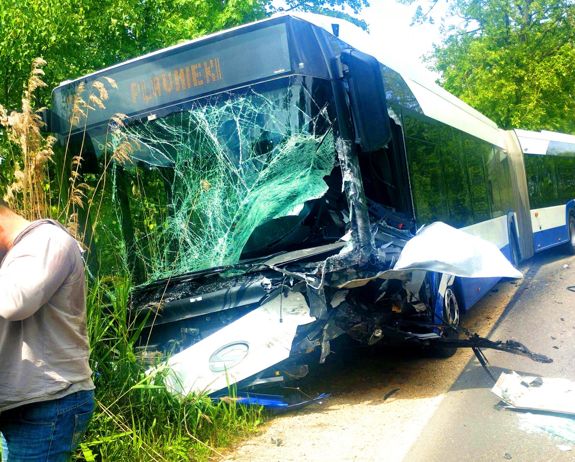 Līdz asarām… Rīgas Satiksmes 3. maršruta autobuss lupatās, ir ievainotie, bojā gājis vadītājs  (Attēls 1)