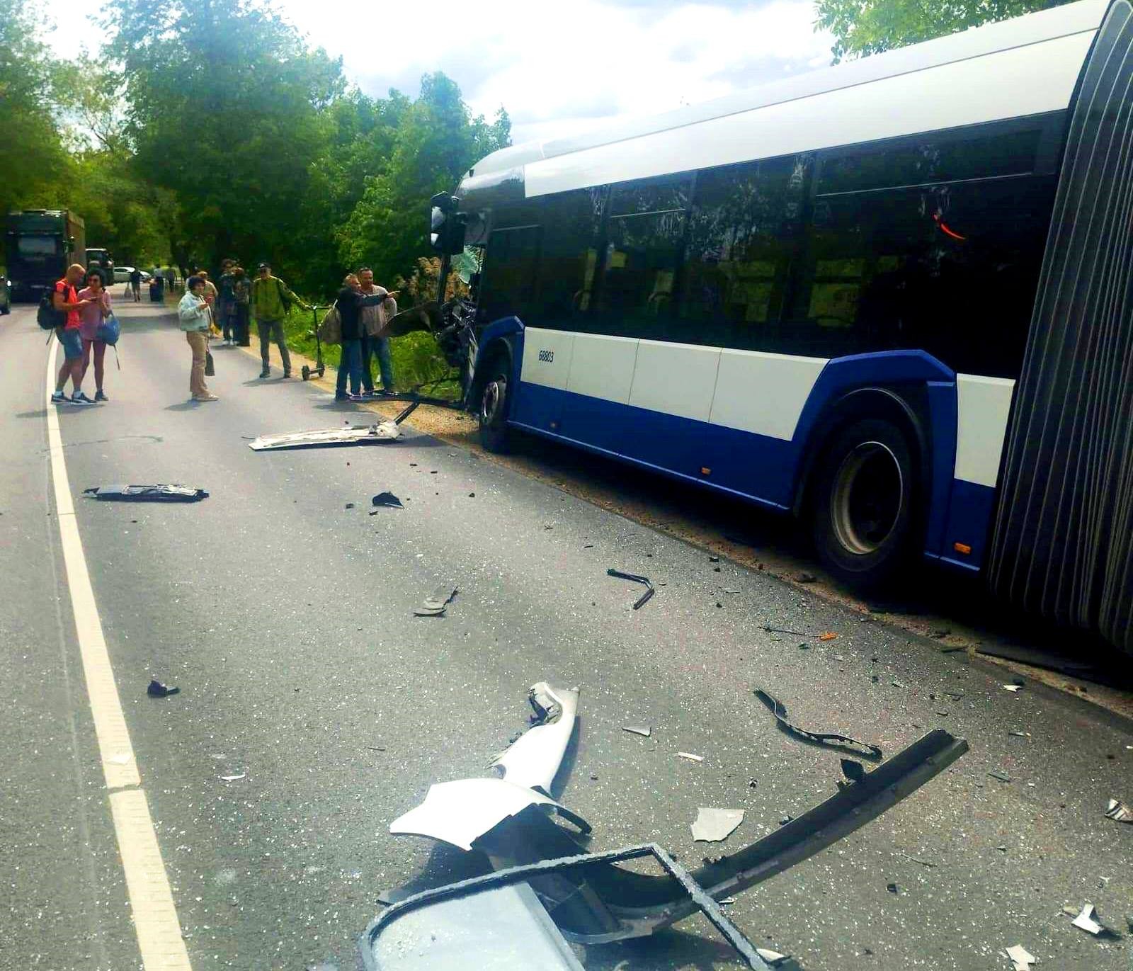 Līdz asarām… Rīgas Satiksmes 3. maršruta autobuss lupatās, ir ievainotie, bojā gājis vadītājs  (Attēls 2)