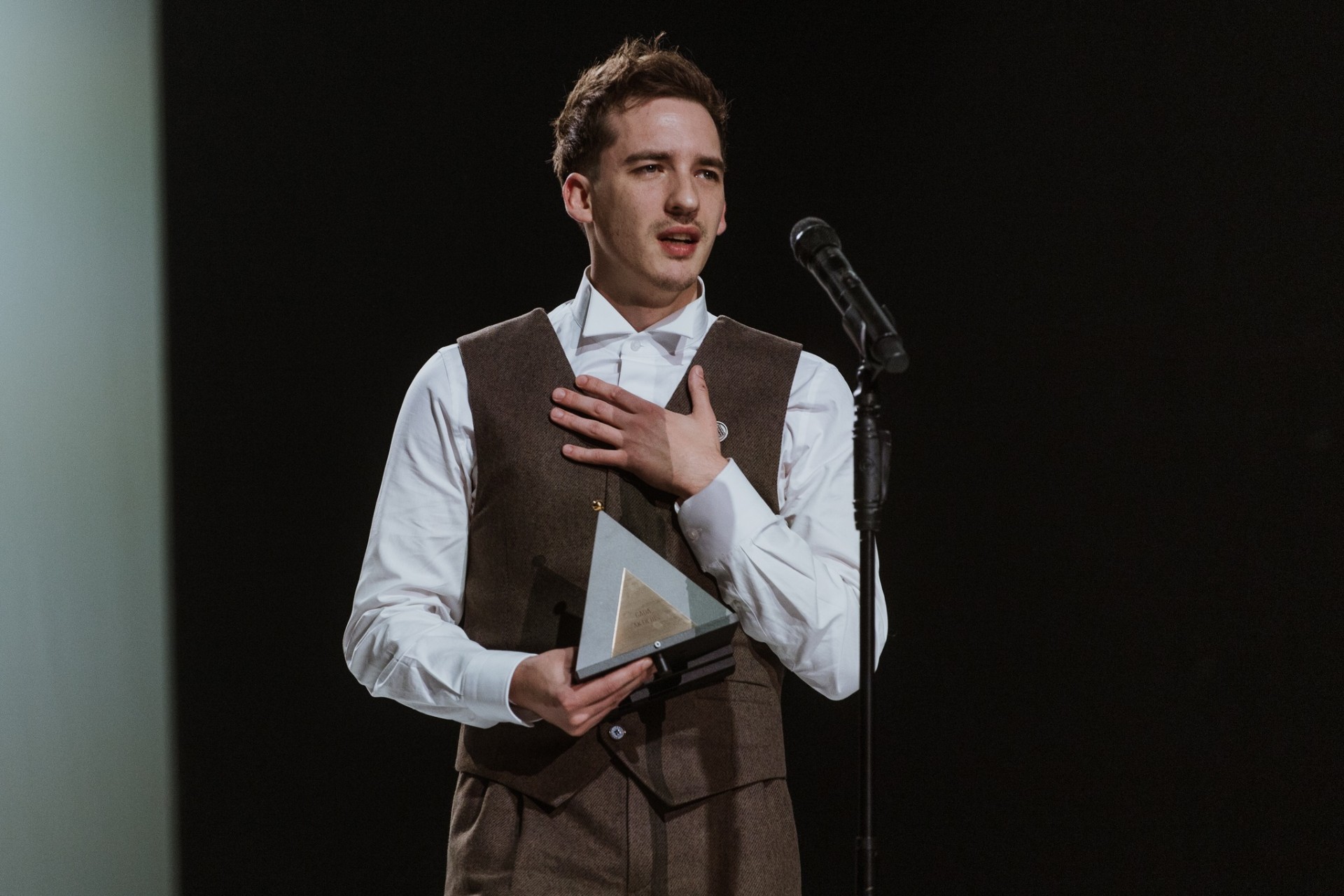 Palīdzēsim arī mēs! Latvijas vadošie mākslinieki sadodas rokās, lai palīdzētu glābt izcilā Valmieras teātra aktiera Aigara Vilima dzīvību (Attēls 1)