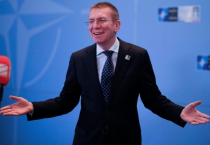 Kas būs pirmais "lēdijs"? Par Latvijas Valsts prezidentu ievēlēts no skapja iznākušais ministrs Edgars Rinkēvičs