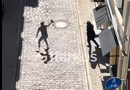 Brīdinām par nepatīkamiem skatiem. Nopludināti jauni video ar laupīšanas skatiem Vecrīgas ekskluzīvo pulksteņu veikalā