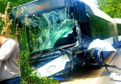 Līdz asarām… Rīgas Satiksmes 3. maršruta autobuss lupatās, ir ievainotie, bojā gājis vadītājs 