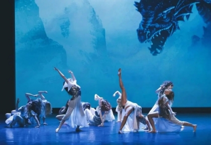 Ar ķermeņa plastikas spēku, mūzikas intensitāti un kustību skaistumu! Ielūdz Darinas Kudļajevas deju teātris DK Dance Theatre