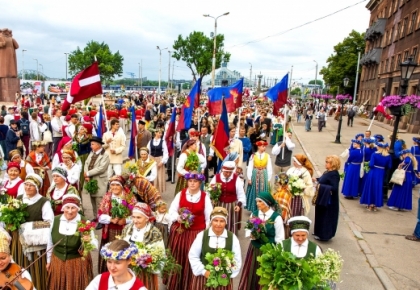 Atrodi video kadros arī sevi! Visu Latvijas kolektīvu Dziesmu un deju svētku gājiens - 45 000 svētku dalībnieki
