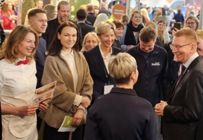 Īpašniece slēpjas no latviešu tautas! Lūk, kā izskatās Skrīveru mājas saldējuma īpašniece, kura savulaik zīmējās kopā ar Valsts prezidentu